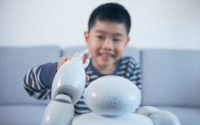 Bambini che giocano con i robot
