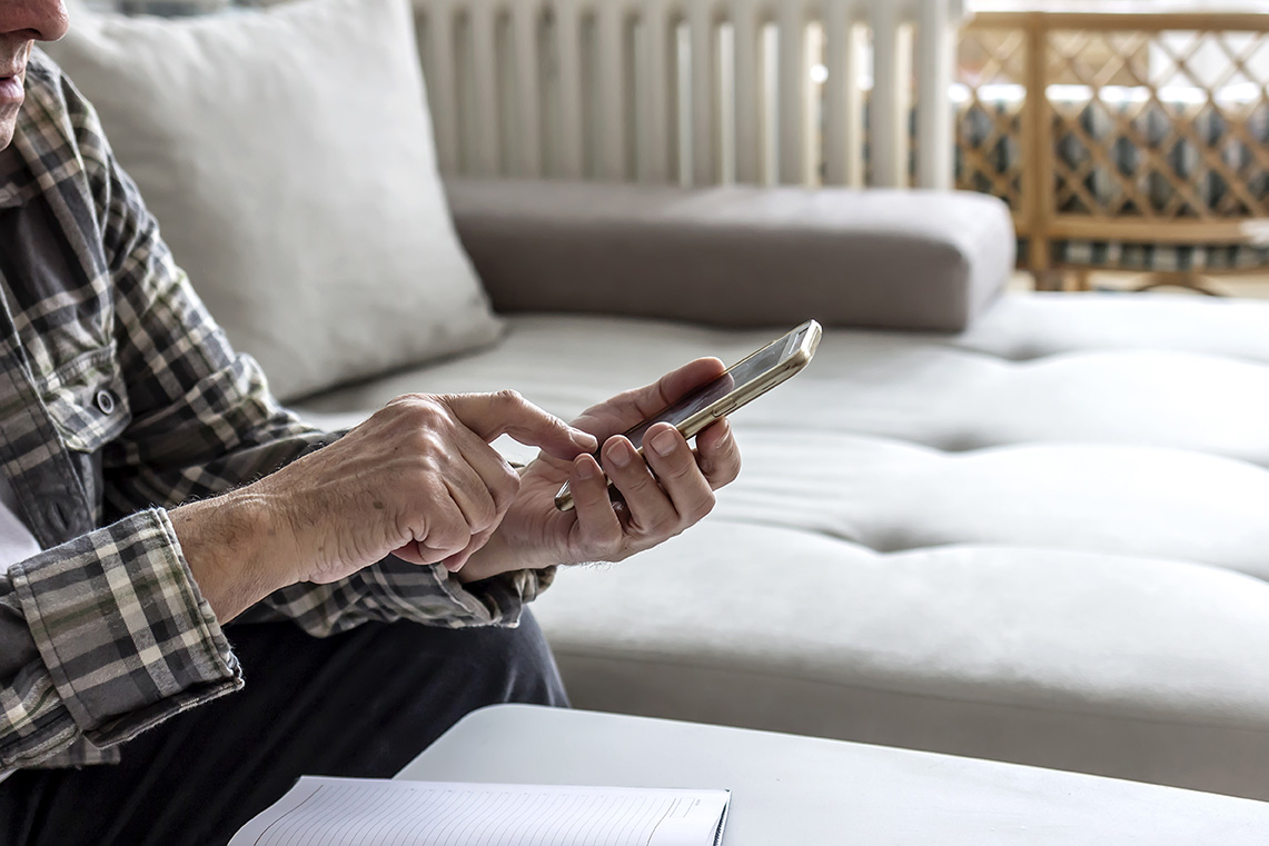 Old man using mobile phone. Neoconnessi nonni